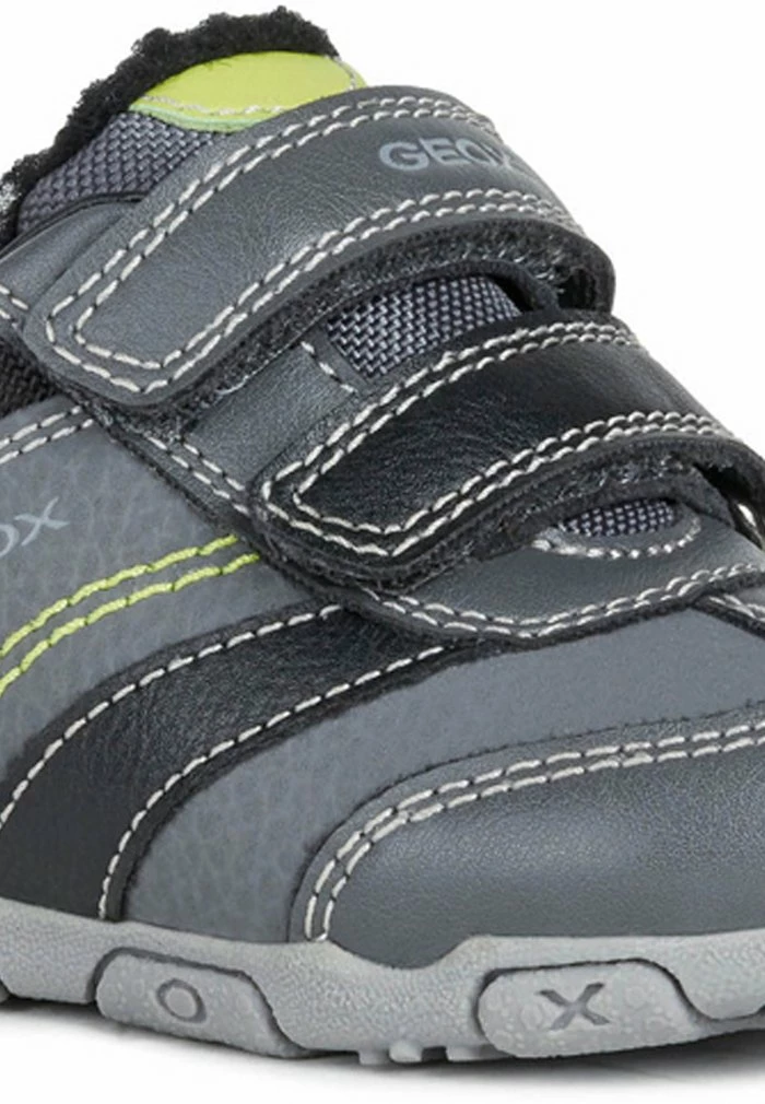 Geox B BALU' BOY - Chaussures Premiers Pas - Dk Grey/lime 2 Geox B BALU' BOY - Chaussures Premiers Pas - Dk Grey/lime – Image 2