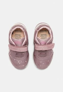 Geox DISNEY PRINCESS BELLE BABY TODO GIRL - Baskets Basses - Dark Pink -Pas Cher Geox Boutique 182bd11cd1484df187d1282112bbb59d