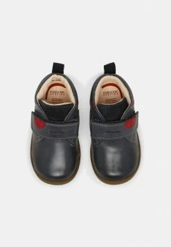 Geox MACCHIA BOY - Chaussures Premiers Pas - Dark Navy -Pas Cher Geox Boutique d1f2d519b71a40a09a12bd83e81d46d0